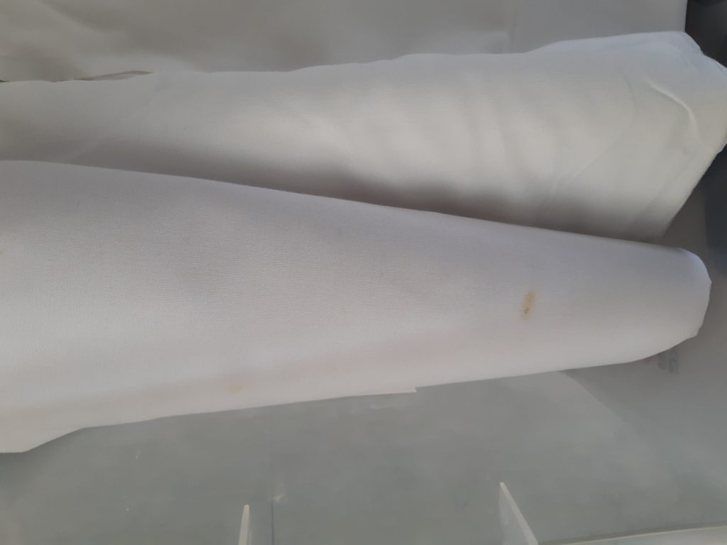 テーブルクロス（汚れあり）